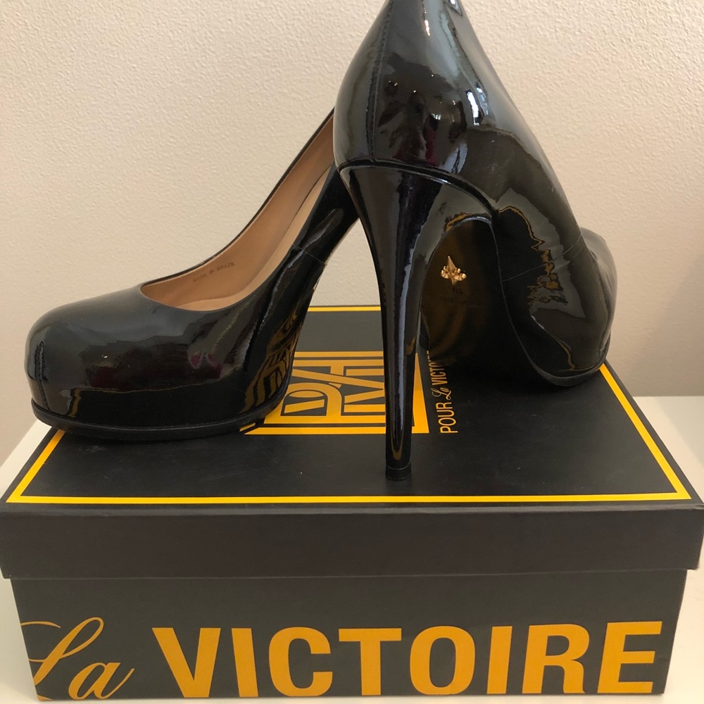 POUR LA VICTOIRE BLACK PATENT IRINA PLATFORM PUMP